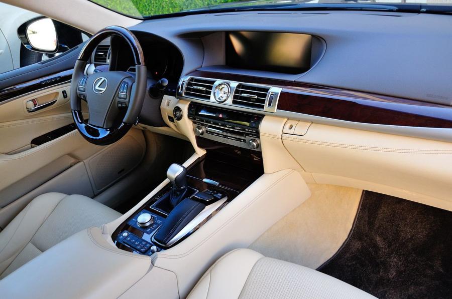  Lexus LS460 2013 года  (фото 37 из 111)